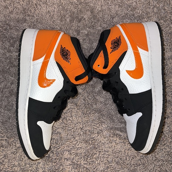 AJ1's size 4y- equivalent to 5.5 wmns - Picture 3 of 5